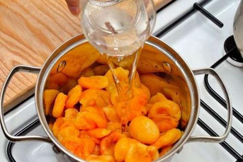 Как варить компот из кураги для грудничка. Компот из кураги для маленького ребенка