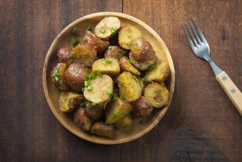 Картошка в микроволновке в пергаменте. Как просто и быстро запечь картофель в микроволновке