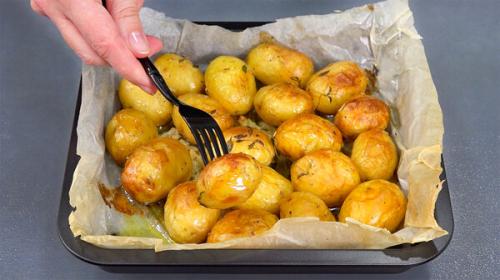 Картошка на пергаментной бумаге.