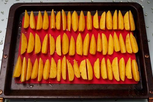 Картофель брусочками в духовке. Как приготовить картофельные дольки в домашних условиях — рецепт запеченных в духовке картофельных долек с пошаговыми фото