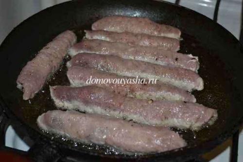 Мясные рулетики с черносливом в духовке. Рулетики из свинины с черносливом и орехами