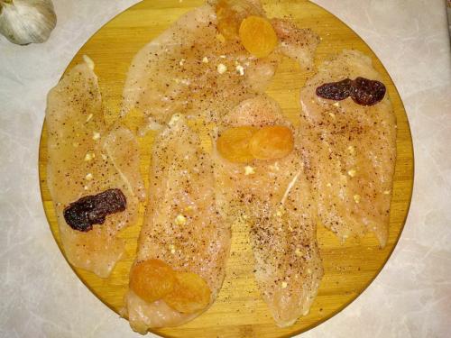 Мясные рулетики с черносливом и курагой. Мясные рулеты с курагой и черносливом – люблю их готовить к праздничному столу