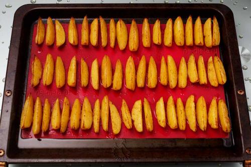 Картофель брусочками в духовке. Как приготовить картофельные дольки в домашних условиях — рецепт запеченных в духовке картофельных долек с пошаговыми фото