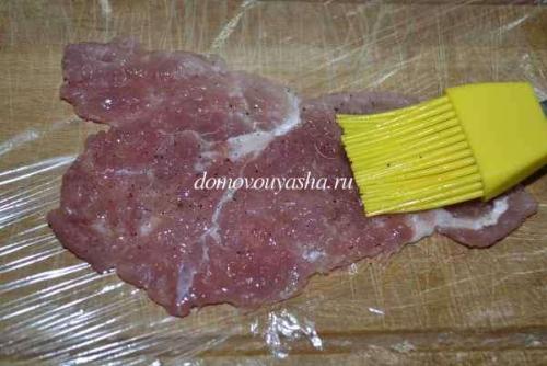 Мясные рулетики с черносливом в духовке. Рулетики из свинины с черносливом и орехами