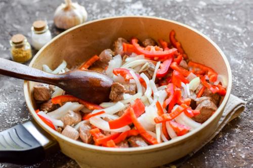 Говядина в мультиварке с болгарским перцем. Ингредиенты: 24