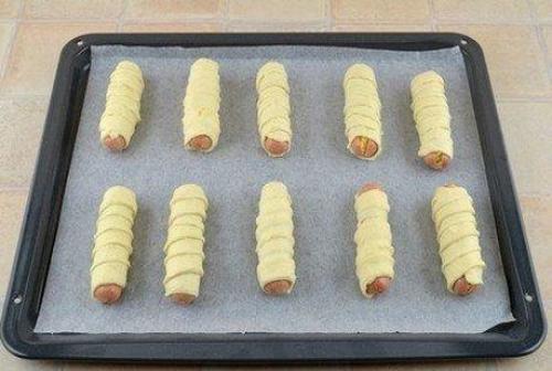 Сосиска в тесте под сыром. Пошаговый рецепт