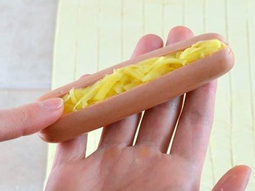 Сосиска в тесте под сыром. Пошаговый рецепт