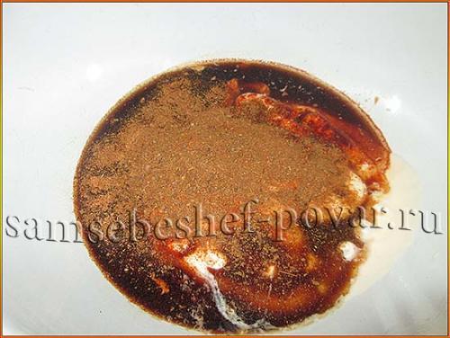 Шашлык на деревянных шпажках на мангале