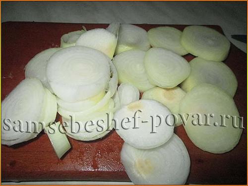 Шашлык на деревянных шпажках на мангале