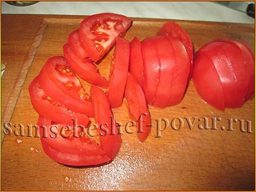 Шашлык на деревянных шпажках на мангале