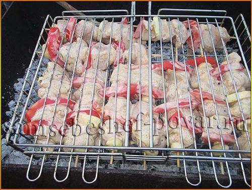Шашлык на деревянных шпажках на мангале