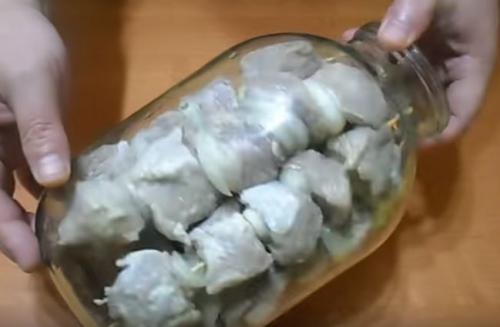 Шашлык в духовке на шпажках в банке. Шашлык в банке в духовке из свинины