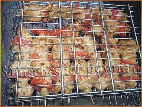 Шашлык на деревянных шпажках на мангале