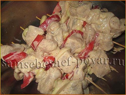 Шашлык на деревянных шпажках на мангале