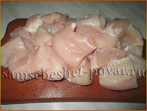 Шашлык на деревянных шпажках на мангале