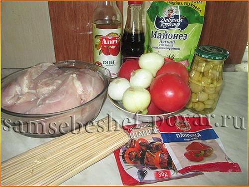 Шашлык на деревянных шпажках на мангале