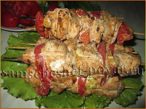 Шашлык на деревянных шпажках на мангале