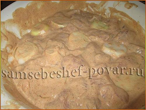 Шашлык на деревянных шпажках на мангале