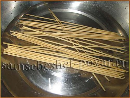 Шашлык на деревянных шпажках на мангале