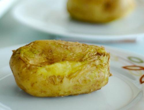 Картошка в микроволновке в пергаменте.