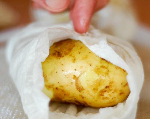 Картошка в микроволновке в пергаменте.