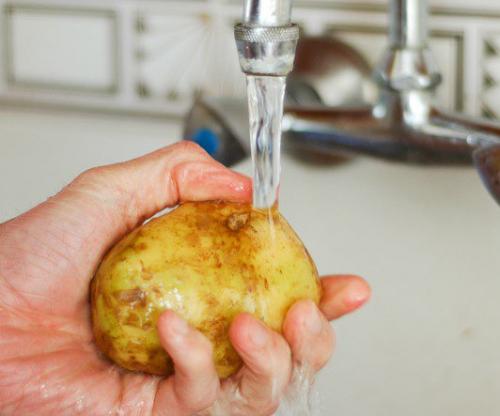 Картошка в микроволновке в пергаменте.