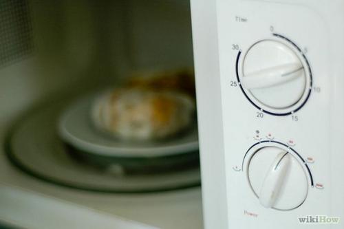 Картошка в микроволновке в пергаменте.