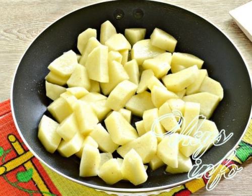 Жареная картошка с яйцом и чесноком. Как приготовить жареную картошку, залитую яйцами на сковороде