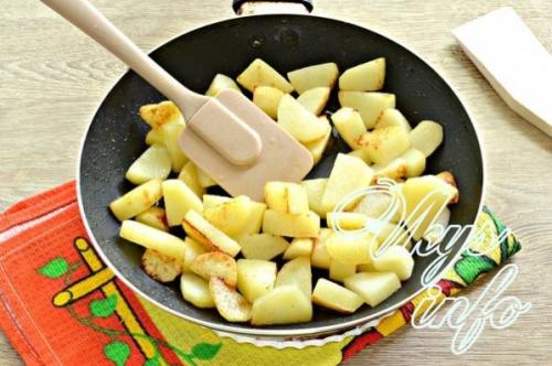 Жареная картошка с яйцом и чесноком. Как приготовить жареную картошку, залитую яйцами на сковороде