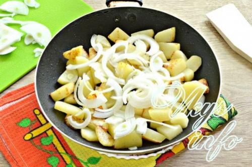 Жареная картошка с яйцом и чесноком. Как приготовить жареную картошку, залитую яйцами на сковороде