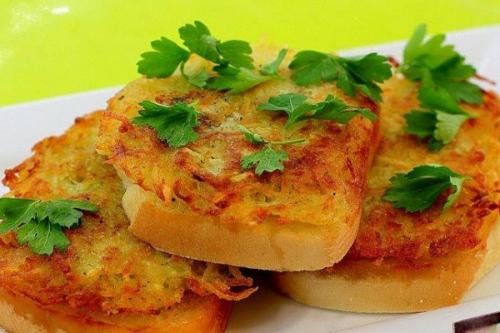 Хлеб с сырым картофелем. Горячие бутерброды с картошкой