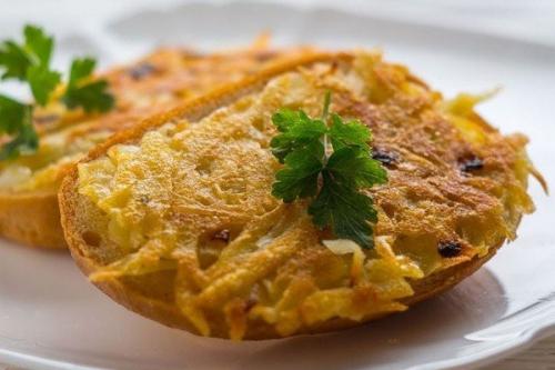 Хлеб с сырым картофелем. Горячие бутерброды с картошкой