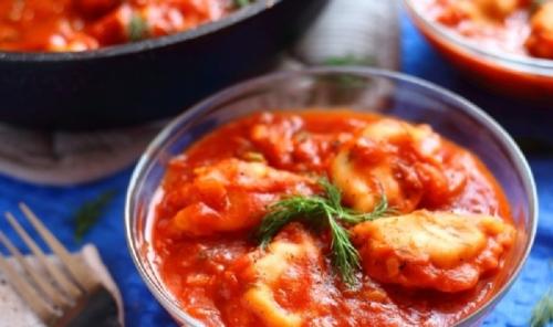 Тушеные пельмени с помидорами. Пельмени в томатном соусе: нежнейший ужин за считанное время