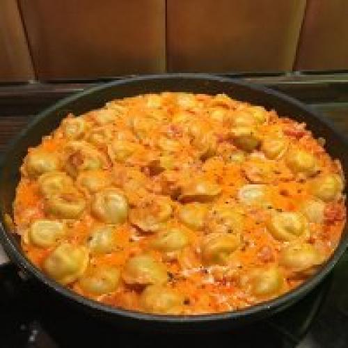 Жареные пельмени с помидорами и сыром и сметаной. Сытное домашнее блюдо: пельмени с помидорами и сыром на сковороде