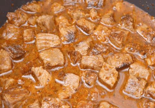 Гуляш из говядины с подливкой на сковороде