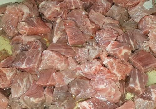 Гуляш из говядины с подливкой на сковороде