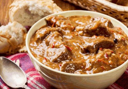 Гуляш из говядины с подливкой на сковороде