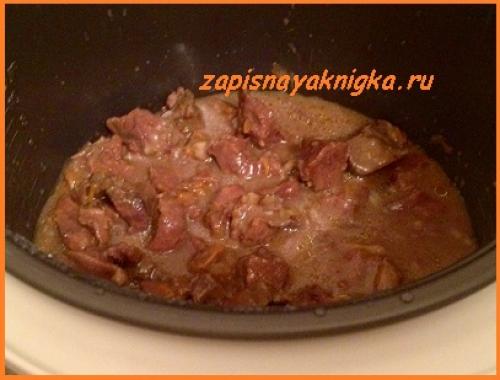 Гуляш из говядины в мультиварке