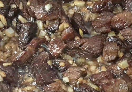 Гуляш из говядины с подливкой на сковороде