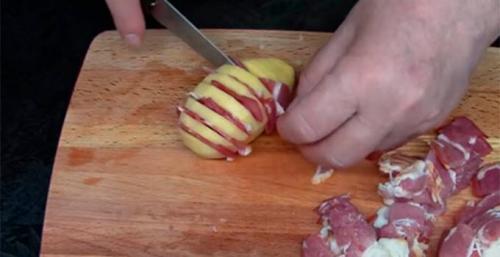 Картошка в мундире с беконом в духовке. Ну очень вкусная картошка-гармошка с беконом и сыром в духовке 34 Картошка в мундире с беконом в духовке. Ну очень вкусная картошка-гармошка с беконом и сыром в духовке 34