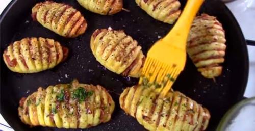 Картошка в мундире с беконом в духовке. Ну очень вкусная картошка-гармошка с беконом и сыром в духовке 35 Картошка в мундире с беконом в духовке. Ну очень вкусная картошка-гармошка с беконом и сыром в духовке 35