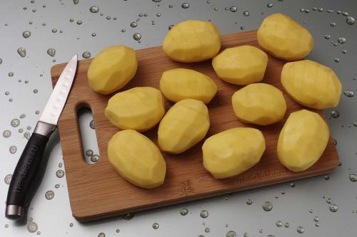 Картошка с сырым беконом в духовке. Как приготовить картошку с беконом — рецепт запеченной картошки в духовке с пошаговыми фото