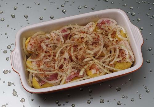 Картошка с сырым беконом в духовке. Как приготовить картошку с беконом — рецепт запеченной картошки в духовке с пошаговыми фото
