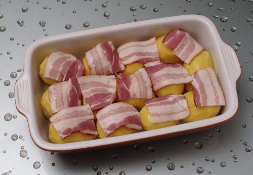 Картошка с сырым беконом в духовке. Как приготовить картошку с беконом — рецепт запеченной картошки в духовке с пошаговыми фото