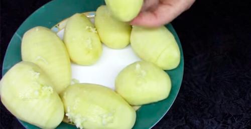 Картошка в мундире с беконом в духовке. Ну очень вкусная картошка-гармошка с беконом и сыром в духовке 33 Картошка в мундире с беконом в духовке. Ну очень вкусная картошка-гармошка с беконом и сыром в духовке 33