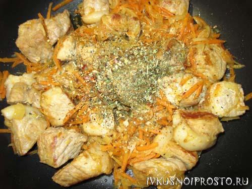 Свинина тушеная с луком и сметаной. Свинина в сметане