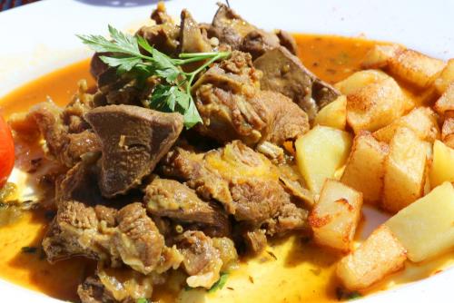 Свинина тушеная с чесноком. Свинина, тушеная в вине на сковороде 02