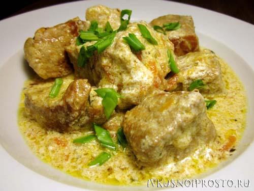 Свинина тушеная с луком и сметаной. Свинина в сметане