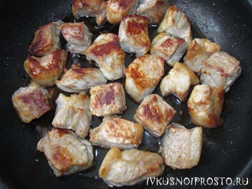 Свинина тушеная с луком и сметаной. Свинина в сметане