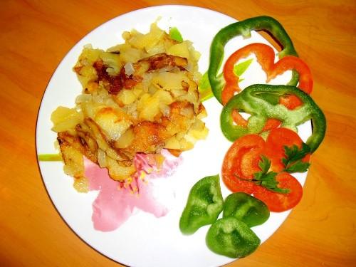 Жареная картошка с фаршем и томатной пастой. Процесс приготовления с фото: